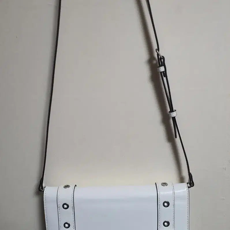 [BUNJANG] CHARLES &amp; KEITH Double Buckle Satchel Bag / 찰스앤키스 더블 버클 사첼백 숄드백, 크로스백 화이트 CK2-706804