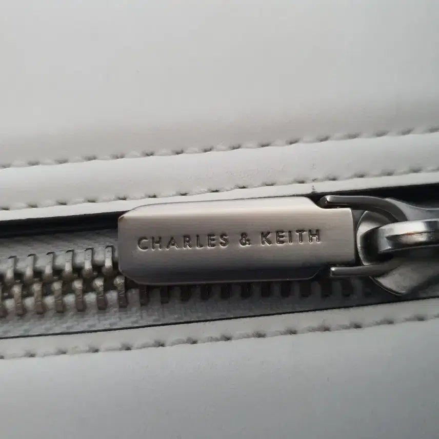 [BUNJANG] CHARLES &amp; KEITH Double Buckle Satchel Bag / 찰스앤키스 더블 버클 사첼백 숄드백, 크로스백 화이트 CK2-706804