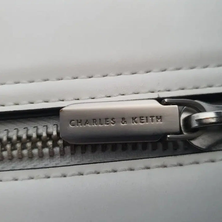 [BUNJANG] CHARLES &amp; KEITH Double Buckle Satchel Bag / 찰스앤키스 더블 버클 사첼백 숄드백, 크로스백 화이트 CK2-706804