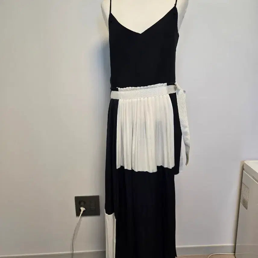 [BUNJANG] Black and White Pleated Long Dress / (55)블랙 앤 화이트 플리츠 롱 원피스
