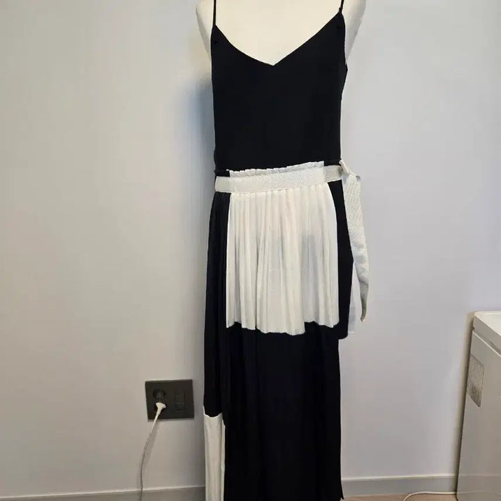 [BUNJANG] Black and White Pleated Long Dress / (55)블랙 앤 화이트 플리츠 롱 원피스