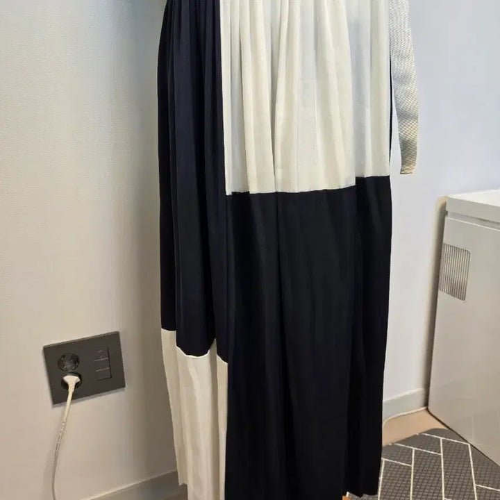 [BUNJANG] Black and White Pleated Long Dress / (55)블랙 앤 화이트 플리츠 롱 원피스