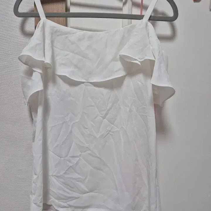 [BUNJANG] White Off-Shoulder Frill Blouse / 화이트 오프숄더 프릴 블라우스