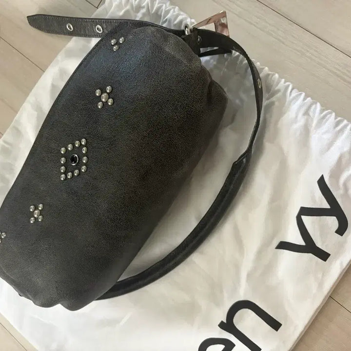[SOLD OUT] 오픈와이와이 스터드 필로우 백