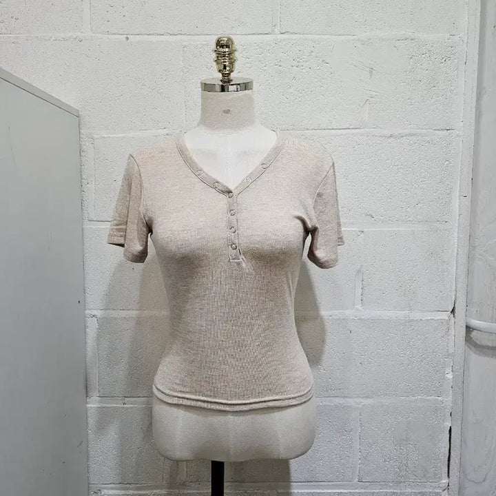 [SOLD OUT] 허리라인 얇은재질의 똑딱단추 브이넥 반팔- 연베이지