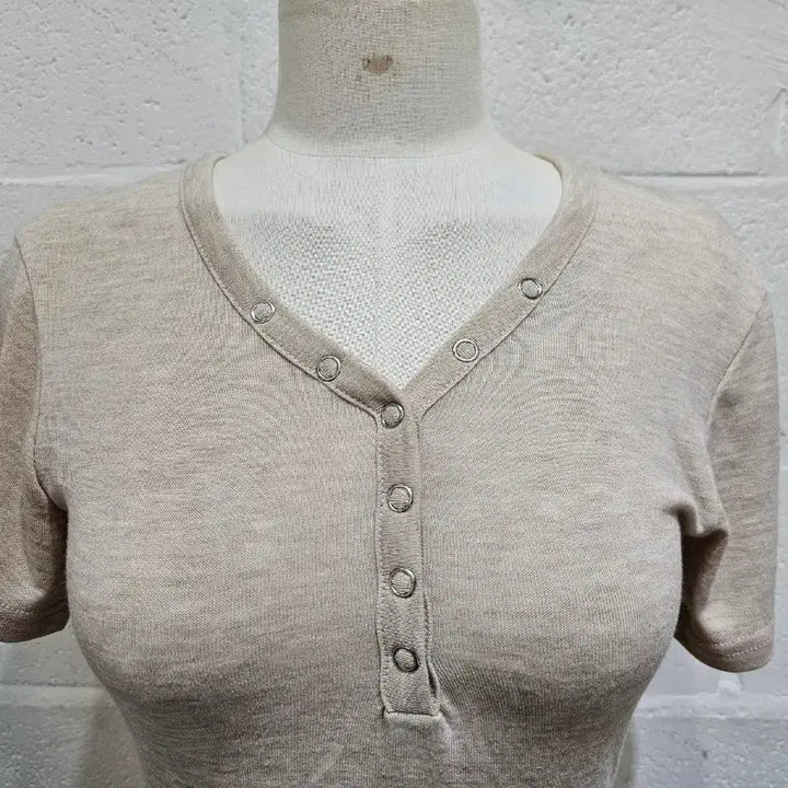 [SOLD OUT] 허리라인 얇은재질의 똑딱단추 브이넥 반팔- 연베이지