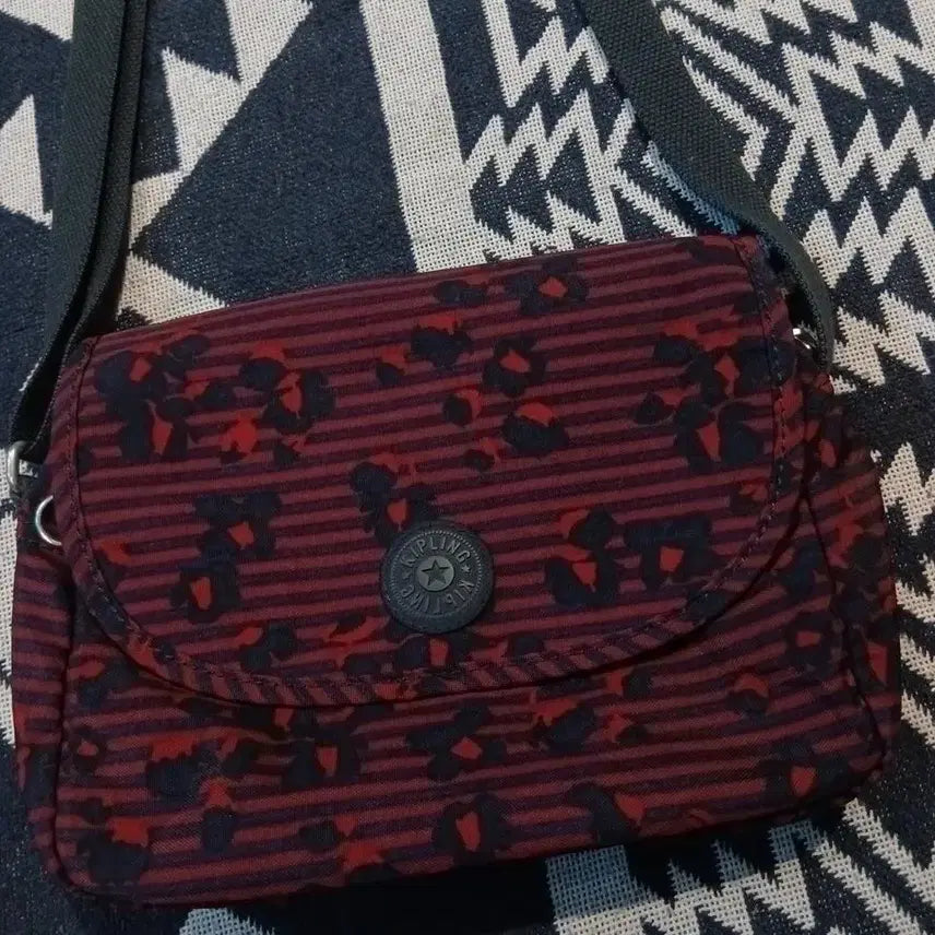 [BUNJANG] Kipling Red Navy Stripe Flower Pattern Crossbody Bag / 키플링 레드 네이비 스트라이프 플라워 패턴 쿠키패치 Y2K 키치 크로스백