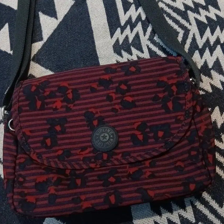 [BUNJANG] Kipling Red Navy Stripe Flower Pattern Crossbody Bag / 키플링 레드 네이비 스트라이프 플라워 패턴 쿠키패치 Y2K 키치 크로스백