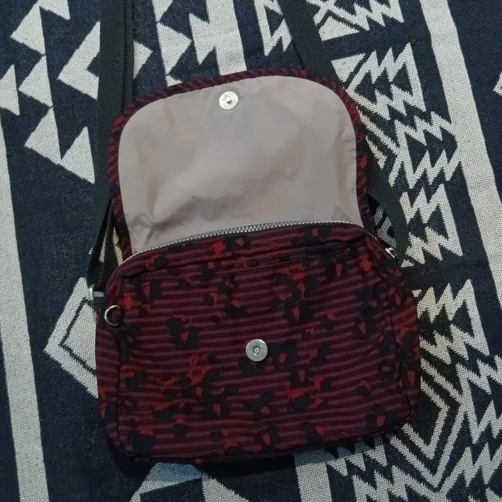 [BUNJANG] Kipling Red Navy Stripe Flower Pattern Crossbody Bag / 키플링 레드 네이비 스트라이프 플라워 패턴 쿠키패치 Y2K 키치 크로스백