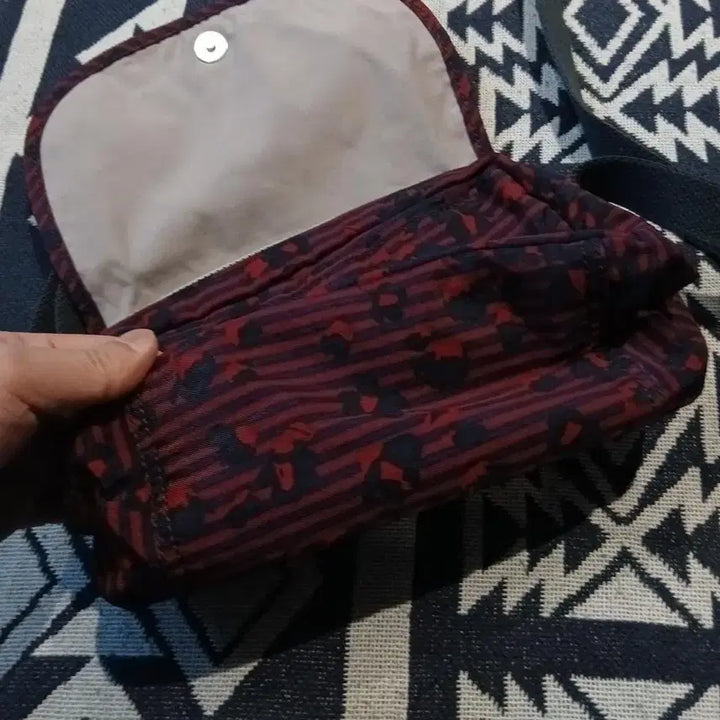 [BUNJANG] Kipling Red Navy Stripe Flower Pattern Crossbody Bag / 키플링 레드 네이비 스트라이프 플라워 패턴 쿠키패치 Y2K 키치 크로스백
