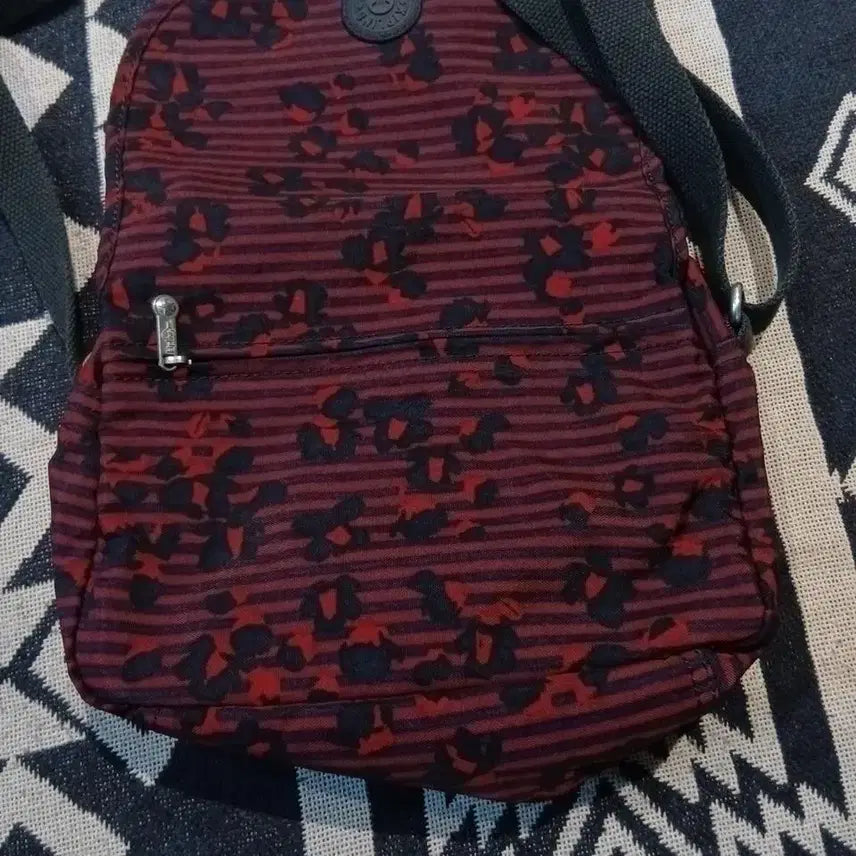 [BUNJANG] Kipling Red Navy Stripe Flower Pattern Crossbody Bag / 키플링 레드 네이비 스트라이프 플라워 패턴 쿠키패치 Y2K 키치 크로스백