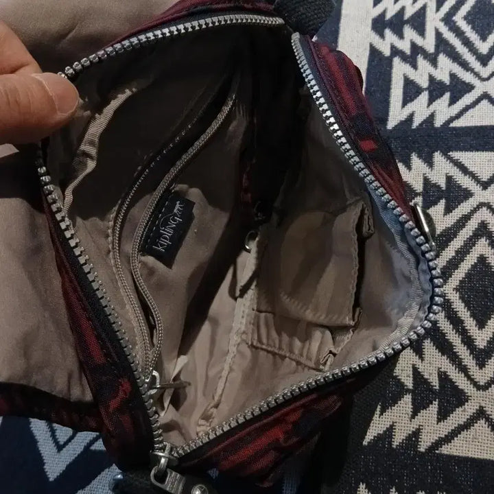[BUNJANG] Kipling Red Navy Stripe Flower Pattern Crossbody Bag / 키플링 레드 네이비 스트라이프 플라워 패턴 쿠키패치 Y2K 키치 크로스백