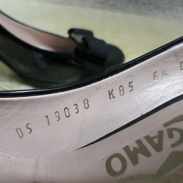 [BUNJANG] Salvatore Ferragamo Vara Heels Black Pumps / 후루룩구제 235 살바토레페라가모 바라 구두 킬힐 블랙 굽9