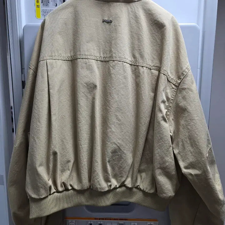 [BUNJANG] Guess Stand Neck Bomber Jacket Beige / 게스 스탠넥 봄버 점퍼 베이지