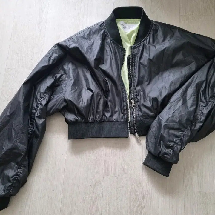 [BUNJANG] Black Cropped Bomber Jacket / 블랙 항공 점퍼 크롭 스타일