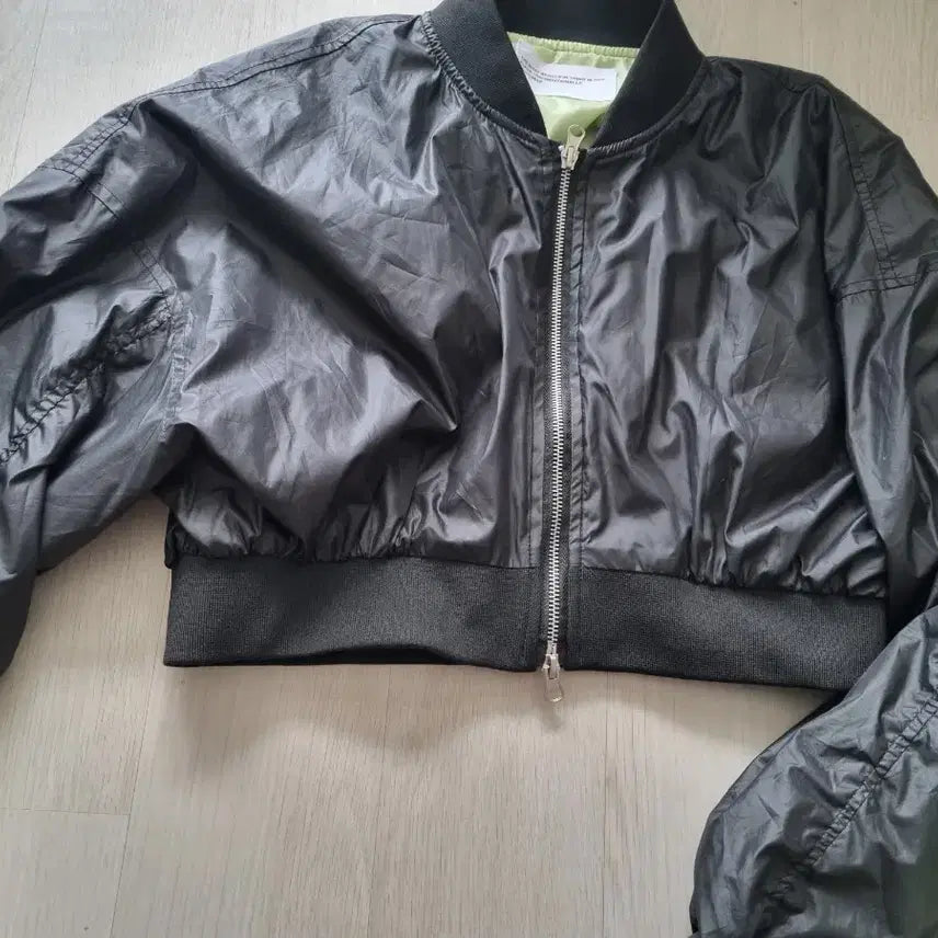 [BUNJANG] Black Cropped Bomber Jacket / 블랙 항공 점퍼 크롭 스타일