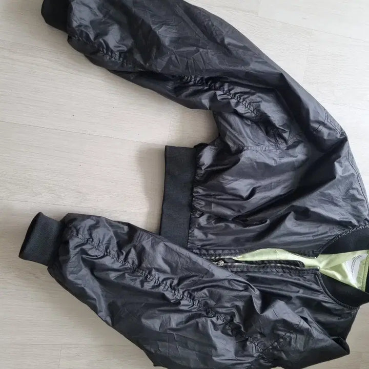 [BUNJANG] Black Cropped Bomber Jacket / 블랙 항공 점퍼 크롭 스타일