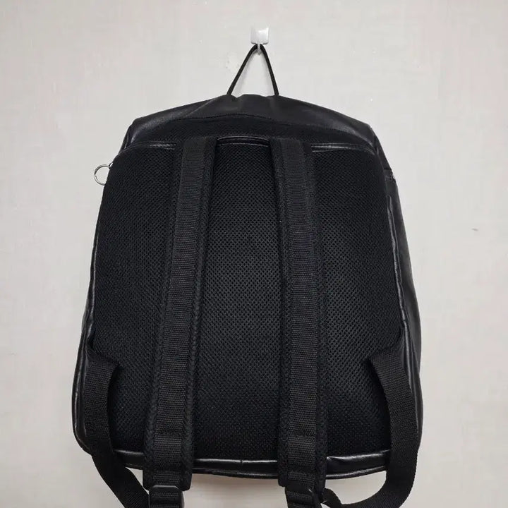 [SOLD OUT] 만다리나덕 블랙 가죽 백팩