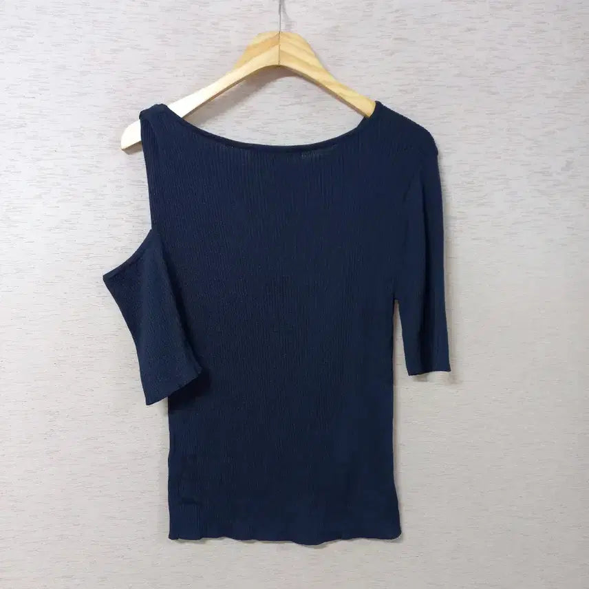 [BUNJANG] On&amp;On Navy Shoulder Slit Knit Top / B4-21/온앤온 어깨트임 네이비 니트티 여성