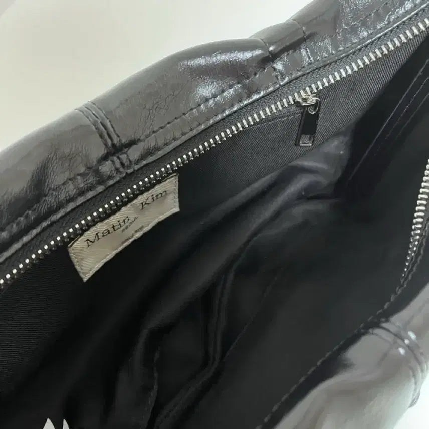 [SOLD OUT] 마뗑킴 하프 셔링 리본 라운드 백 블랙