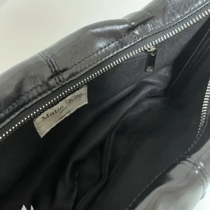 [SOLD OUT] 마뗑킴 하프 셔링 리본 라운드 백 블랙