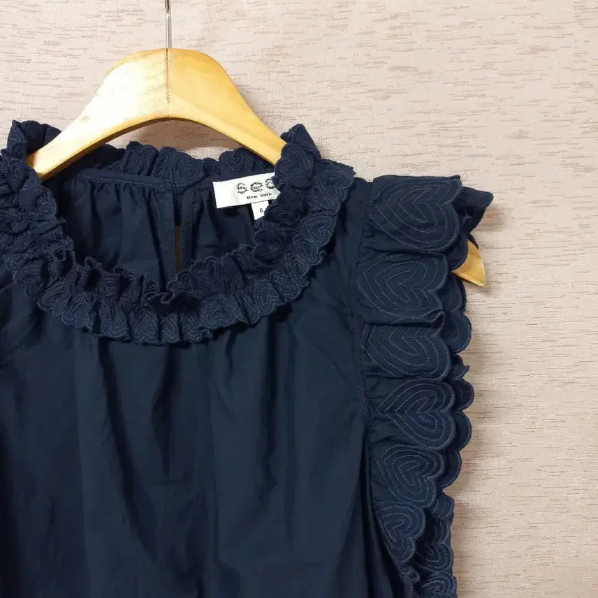 [SOLD OUT] B4-21/SEA 네이비 자수 블라우스 여성