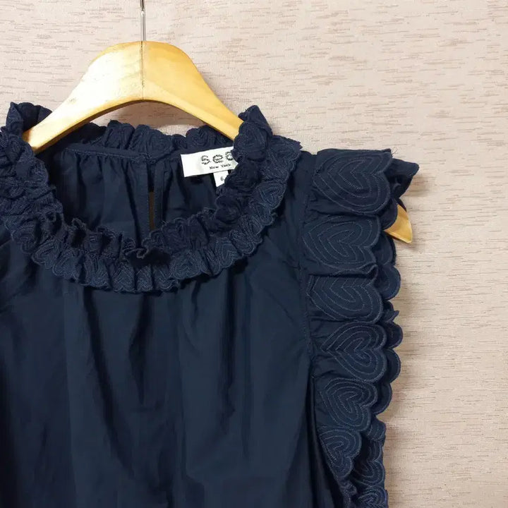 [SOLD OUT] B4-21/SEA 네이비 자수 블라우스 여성
