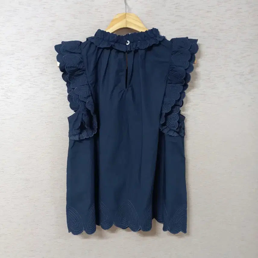 [SOLD OUT] B4-21/SEA 네이비 자수 블라우스 여성
