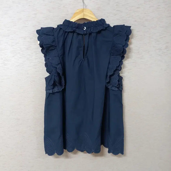 [SOLD OUT] B4-21/SEA 네이비 자수 블라우스 여성