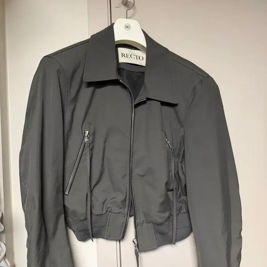 [BUNJANG] RECTO Zipper Detail Structure Team Bomber Jacket Charcoal Gray L / 렉토 25ss 지퍼 디테일 스트릭쳐 팀 붐버 자켓 차콜 그레이 L siz