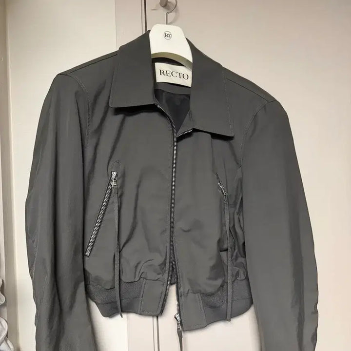[BUNJANG] RECTO Zipper Detail Structure Team Bomber Jacket Charcoal Gray L / 렉토 25ss 지퍼 디테일 스트릭쳐 팀 붐버 자켓 차콜 그레이 L siz