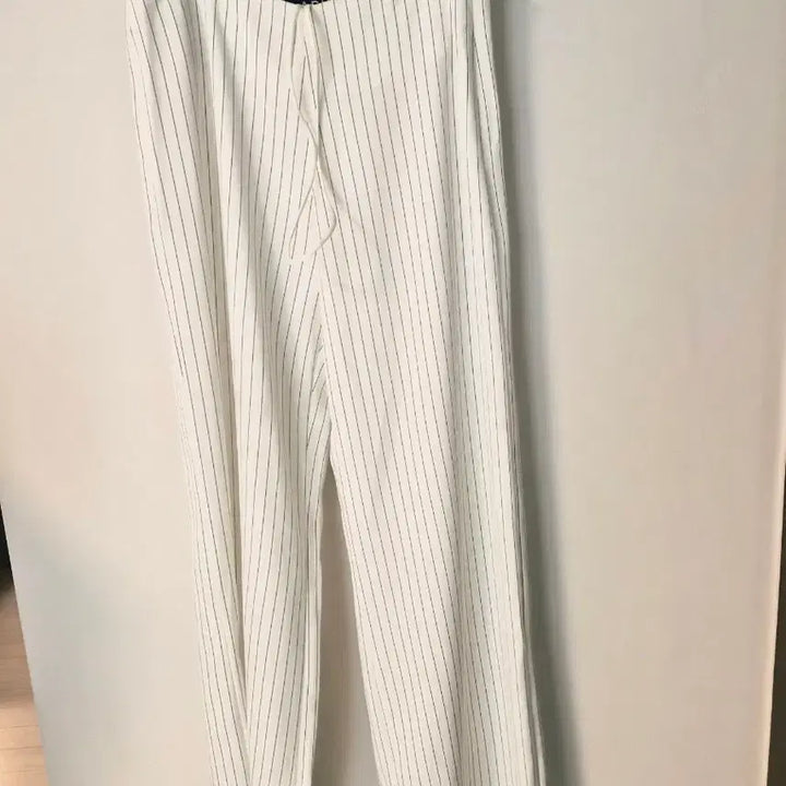 [SOLD OUT] 새상품 ARU 화이트 스트라이프 와이드 팬츠 / 밴딩 슬랙스