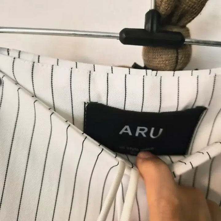[SOLD OUT] 새상품 ARU 화이트 스트라이프 와이드 팬츠 / 밴딩 슬랙스