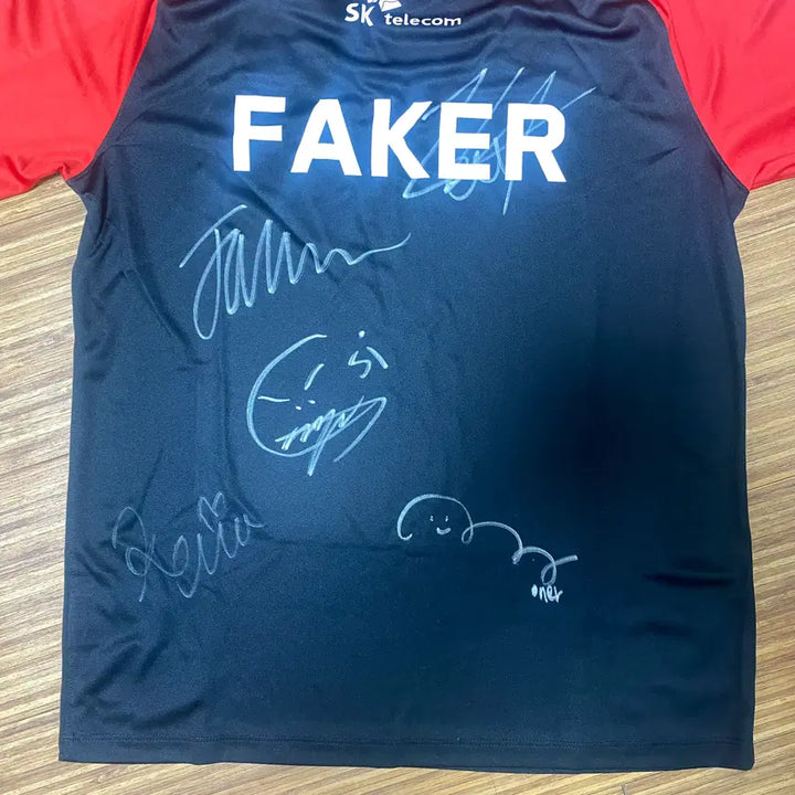 [SOLD OUT] 2022 T1 나이키 유니폼 페이커 마킹 제오페구케 전원 친필 사인