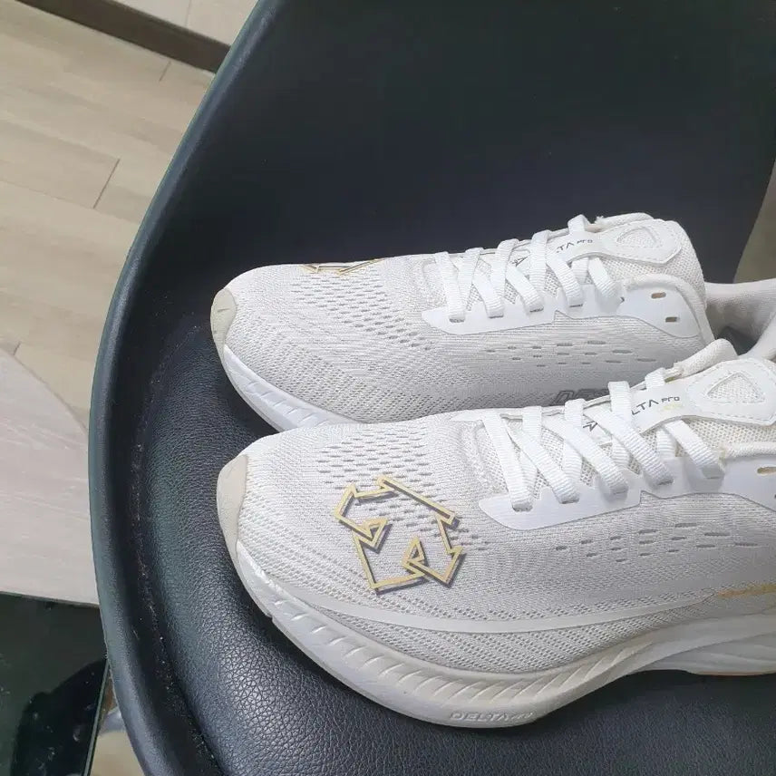 [SOLD OUT] 데상트 델타PRO 흰색 런닝화(260)
