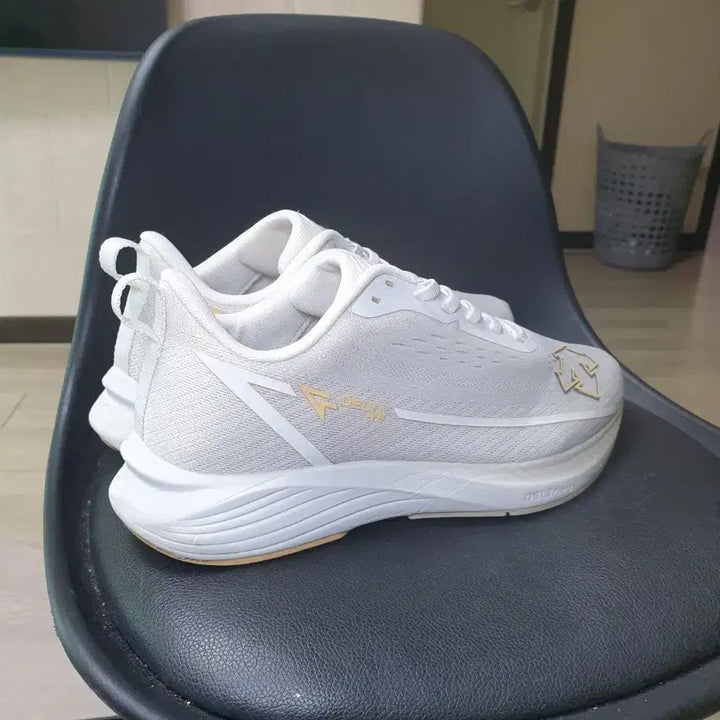 [SOLD OUT] 데상트 델타PRO 흰색 런닝화(260)
