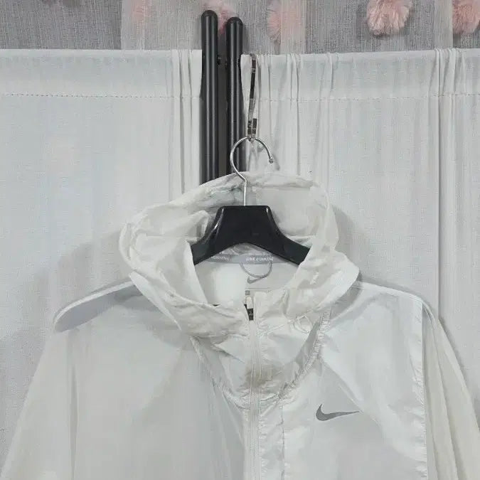 [SOLD OUT] 나이키여성아노락바람막이(95)