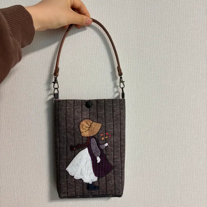 [BUNJANG] Quilted Girl with Flower Mini Tote Bag / 퀼트 꽃을 든 소녀 미니 토트백