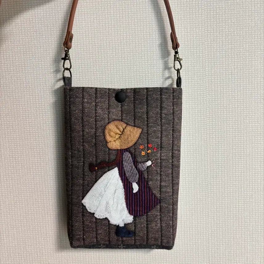 [BUNJANG] Quilted Girl with Flower Mini Tote Bag / 퀼트 꽃을 든 소녀 미니 토트백