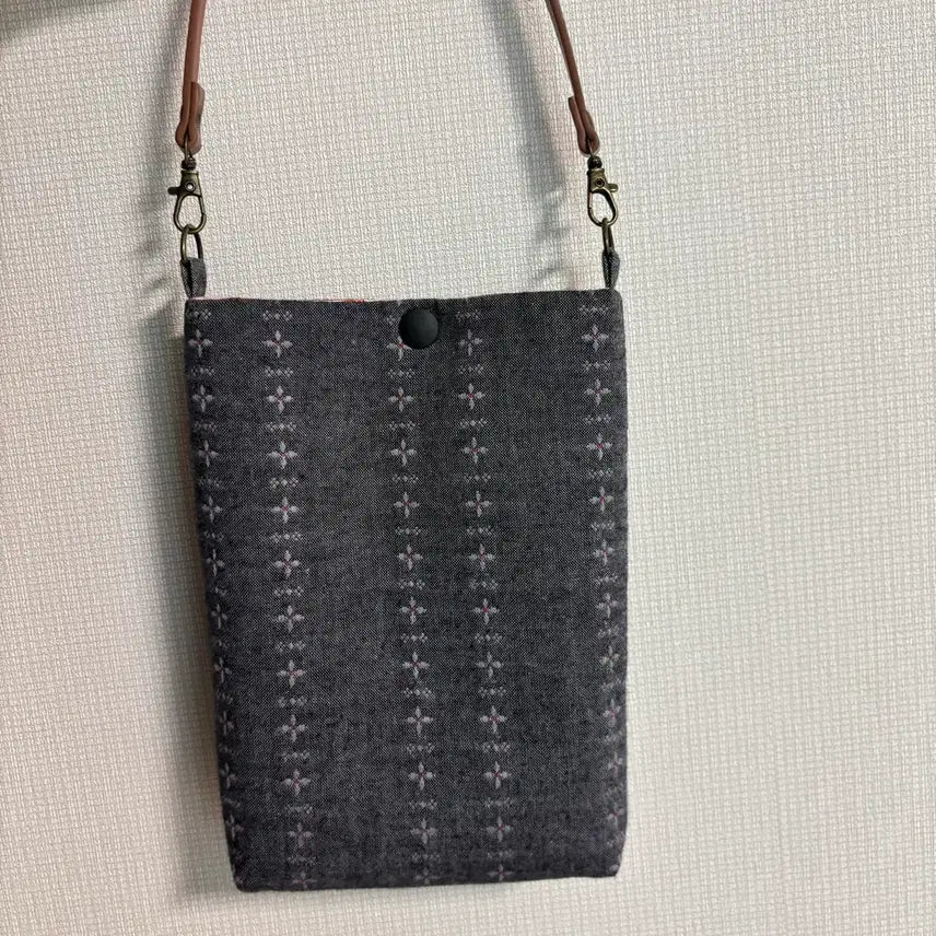 [BUNJANG] Quilted Girl with Flower Mini Tote Bag / 퀼트 꽃을 든 소녀 미니 토트백