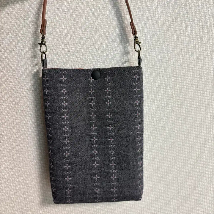 [BUNJANG] Quilted Girl with Flower Mini Tote Bag / 퀼트 꽃을 든 소녀 미니 토트백