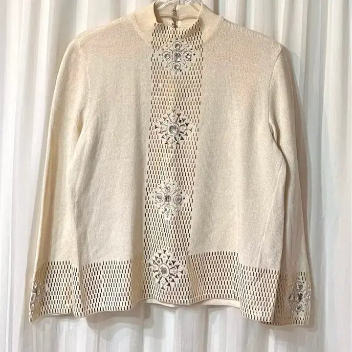 [BUNJANG] Italian Knit Top with Cubic and Pearl Embellishments / 아이보리 큐빅 장식 이탈리아 니트 상의 오염없고 상태좋음