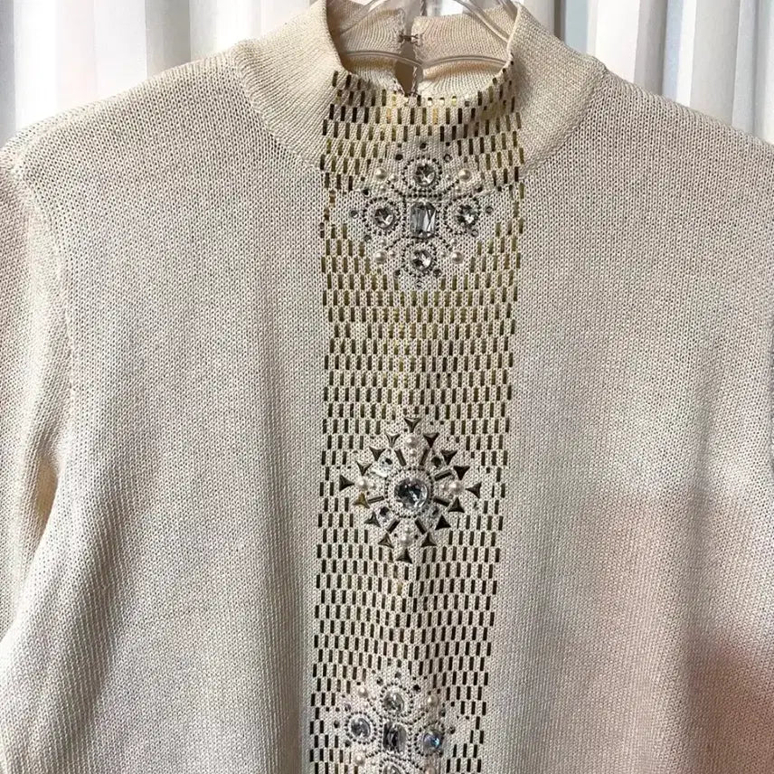 [BUNJANG] Italian Knit Top with Cubic and Pearl Embellishments / 아이보리 큐빅 장식 이탈리아 니트 상의 오염없고 상태좋음