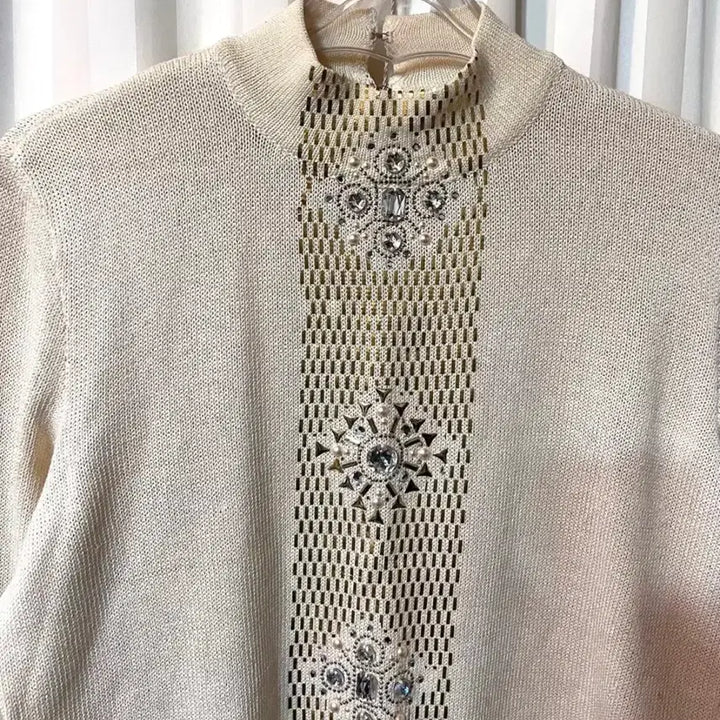 [BUNJANG] Italian Knit Top with Cubic and Pearl Embellishments / 아이보리 큐빅 장식 이탈리아 니트 상의 오염없고 상태좋음