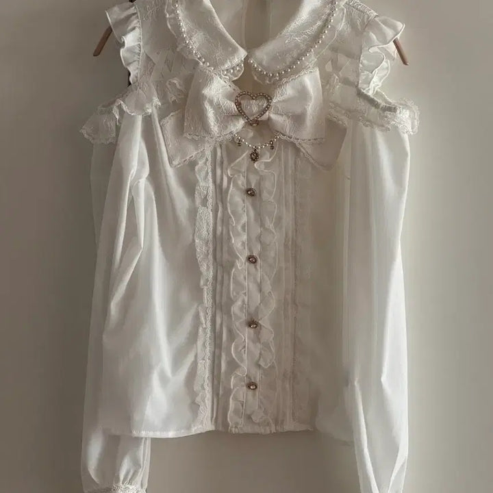 [BUNJANG] Liz Lisa Big Ribbon Open Shoulder Blouse / 리즈리사 정품 빅 리본 오픈어깨 블라우스 (1회착용)