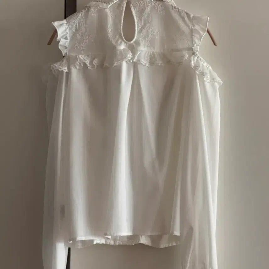 [BUNJANG] Liz Lisa Big Ribbon Open Shoulder Blouse / 리즈리사 정품 빅 리본 오픈어깨 블라우스 (1회착용)