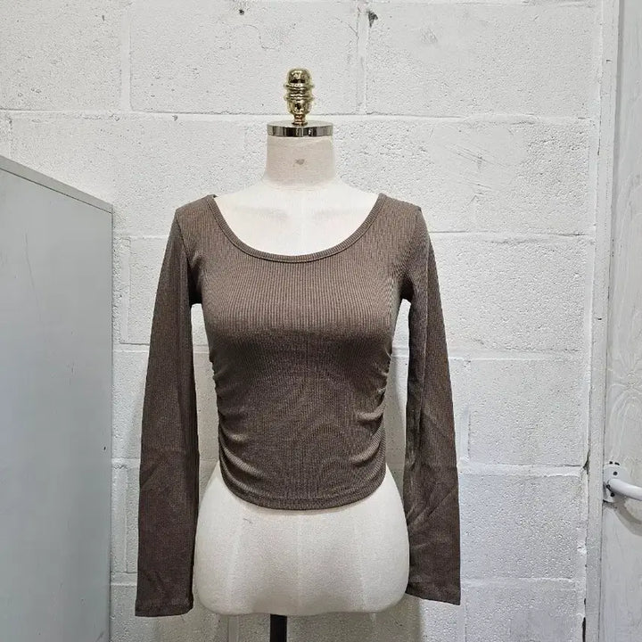 [BUNJANG] U-Hem Cropped Long Sleeve with Side Shirring - Khaki / 밑단u 크롭 옆셔링 긴팔- 카키