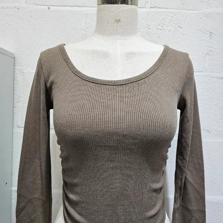 [BUNJANG] U-Hem Cropped Long Sleeve with Side Shirring - Khaki / 밑단u 크롭 옆셔링 긴팔- 카키