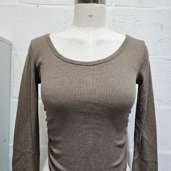 [BUNJANG] U-Hem Cropped Long Sleeve with Side Shirring - Khaki / 밑단u 크롭 옆셔링 긴팔- 카키