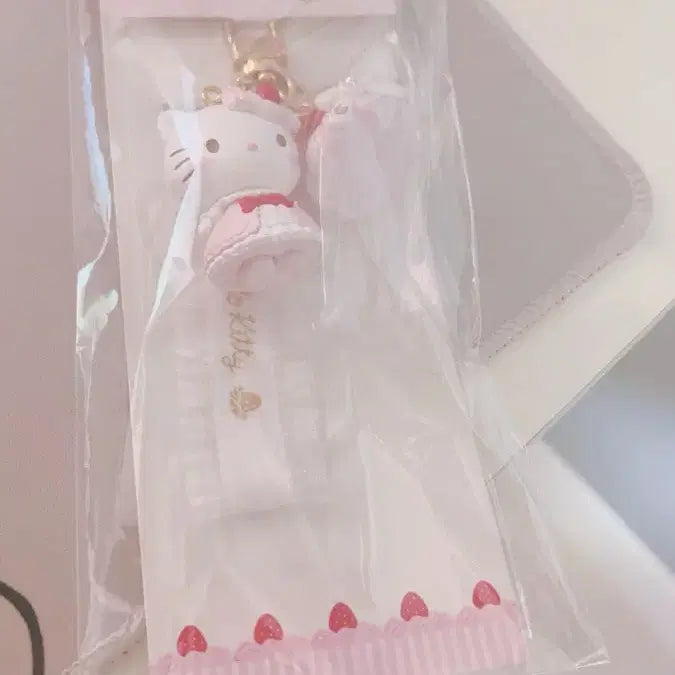 [BUNJANG] Strawberry Shortcake Hello Kitty Keychain / (반짝세일)딸기쇼트케이크 키티 키링